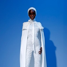 To Jean Paul Gaultier neexperimentoval s barvou, vystačil si se sněhově bílým odstínem, kterému dodal texturu nezvyklou povrchovou úpravou.