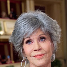 Jane Fonda je nejstarší z hodnocených a dočkala se obrovské chvály za svůj výrazně šedivý účes. Honza Kořínek se domnívá, že na tomto aktuálním snímku využila Jane velmi povedenou paruku.