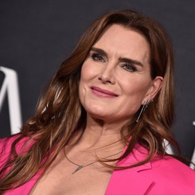 Herečka Brooke Shields neměla jednoduché dospívání. Už v deseti letech se stala objektem touhy mužů kvůli aktům v časopise Playboy a další kontroverzní počiny následovaly. V jedenácti letech hrála ve filmu Děvčátko (Pretty Baby) prostitutku, ve čtrnácti běhala nahá a měla incestní vztah v Modré Laguně.