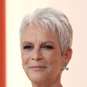 Podle Honzy Kořínka šedinám velice sluší krátké účesy. Zářným příkladem je herečka Jamie Lee Curtis.