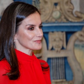 Ti jí vyčítají, že jde o projev rezignace na dokonalý vzhled, který si celou kariéru - ať už jako novinářka, nebo později jako španělská královna - stůj co stůj udržovala.