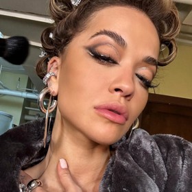 Mléčný odstín laku na nehty zvolila v jednom ze svých postů na Instagramu i Rita Ora. Ta se rozhodla jít do bělejší barvy. 