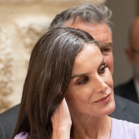 Ikona stylu, španělská královna Letizia (50), se rozhodla nechat přirozeně šedivět své vlasy. V březnu se tak objevila na veřejnosti se stříbrným pruhem v jinak hnědé hřívě.