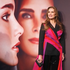 Prozradila to ve dvoudílném dokumentu nazvaném po svém nejkontroverznějším filmu Pretty Baby: Brooke Shields, jenž měl premiéru začátkem dubna. V něm mimo jiné přiznává, že když přišla o panenství s kolegou Deanem Cainem, měla z toho ohromné výčitky svědomí.