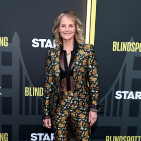 Žakárový kalhotový kostým s výraznými florálními motivy a výšivkami ptáčků sklidil mocné ovace nejen na Instagramu, kde jej Helen představila na svém osobním profilu.