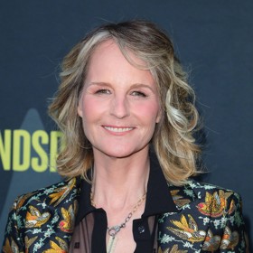 Mladistvý look dotáhla americká herečka transparentním prvkem, když pod kostým zvolila zcela průsvitnou blůzu Givenchy, a odhalila tak krajkové spodní prádlo.