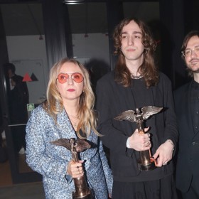 Sukně se nebál ani David Žbirka, syn zesnulého zpěváka Mekyho. Na snímku s Kateřinou Žbirkovou.