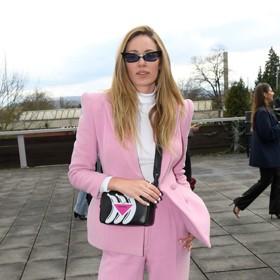 Modelka a moderátorka Nikol Moravcová vsadila na další z aktuálních módních hitů, barevný kalhotový kostým, jehož autorkou je návrhářka Vanda Janda. Designové provedení konfekčního trendu Nikol uzemnila zvolenými doplňky.