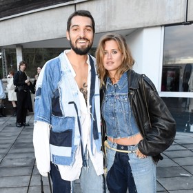 Dokonale vyladěný pár. Emma Smetana a Jordan Haj na pražském Fashion Weeku prezentovali trend, o kterém letos ještě hodně uslyšíme.