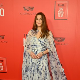 Model Oscar de la Renta vynesený Drew Barrymore právem vyvolal nadšené ovace. Tylová róba složená z draperiových šatů a vzdušné peleríny na knoflíček poutala pozornost jak svou snovou rozevlátou siluetou, tak nápaditými potisky roztodivné flóry a fauny. 