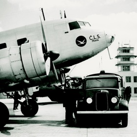 První letadlo přistálo na Letišti Praha-Ruzyně 5. dubna 1937 a šlo o stroj Douglas DC-2 Československé letecké společnosti. Jeho trasa: Piešťany–Zlín–Brno–Praha.