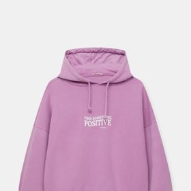 Vyjádřit se. Hlavní úkol vaší nové mikiny. S kapucí či bez, důležité je spíš to, co na ni nesete. Pull&Bear, 699 Kč