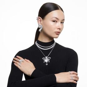 Inovativní postupy směřující k naprosté uhlíkové neutralitě. Tvorba jiných zdobných kamenů – zirkonů – s výrazným využitím obnovitelné energie, použití recyklovaných kovů. Cesta značky Swarovski vstříc udržitelnosti v pojetí kolekce Hyperbola.