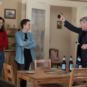 Najednou se u nich zjeví Miloš, který v jejich bytě prožil krásné časy s Bedřichem. A rozhodne se zavzpomínat...