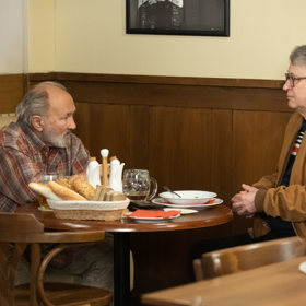 Smysl pro humor ho ale neopustí a hypochondra Kaštana přesvědčí, že touto poruchou trpí i on...