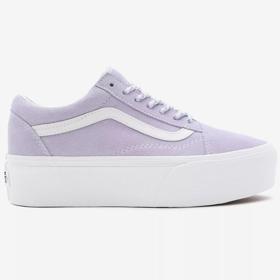 Lila odstín nehodlá opustit vysoké pozice oblíbenosti. Oblékly jej i tenisky Vans s vysokou podešví za 2 549 Kč.