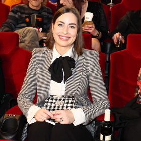 Na nedávnou filmovou premiéru zase Alex Mynářová přišla v odstínech černé a bílé.