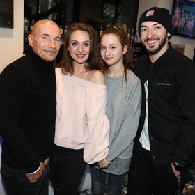 V seriálu Agrometal působí také hvězdy Divadla Radka Brzobohatého, jako manželé Charlotte Doubravová a Přemysl Pálek nebo jejich dcera Sofie.