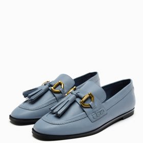 Kombinace dvou stylových stálic. Střapečky i kovové přezky pěkně pohromadě na špičce bot Zara za 799 Kč.