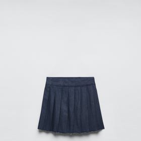 Naprosto dokonalá. Tedy pokud se pyšníte také výstavníma nohama. Pak si tuhle nepřehlédnutelnou skládanou krásku z denimu nemůžete nechat ujít. Zara, 699 Kč