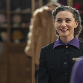 Podobný účes nosila v té době většina žen.