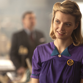 Postava Aleny, kterou ztvárnila herečka Simona Lewandowská, nosí vlasy pečlivě upravené a vyčesané z obličeje.