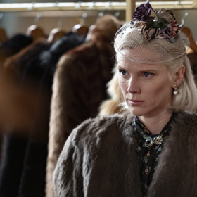 Barbora Bočková hraje v seriálu Markétu Dietrichovou. V účesu nosí vysoce módní fascinátor.