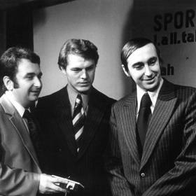 Televizní losování Sportky bylo populární í díky tomu, že se ho účastnili slavné tváře. Vpravo je zástupce Sazky Josef Kozák, vedle něj sportovci Pospíšil a Holeček.