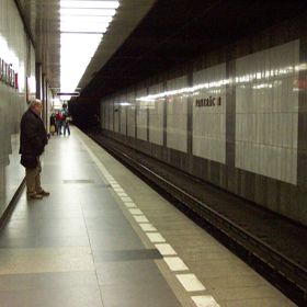 V době otevření pražského metra se některé stanice jmenovaly jinak než dnes. Třeba místo Pankráce se jezdilo na Mládežnickou a Vyšehrad se jmenoval Gottwaldova.