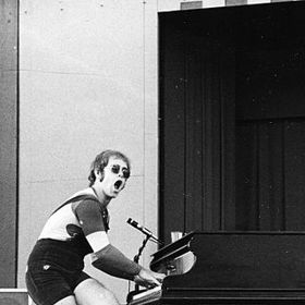 Skutečný Elton John řádí v roce 1971 na koncertu v Lisebergu.