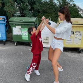 Společně třídí odpad, včetně plechovek, oleje nebo baterií.