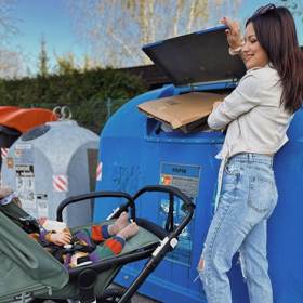 Modelka Jitka Boho říká, že sama se musela učit, které obaly patří do kterého kontejneru.