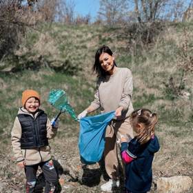 Jitka s dcerou také na jaře pomáhá uklízet okolí svého bydliště.