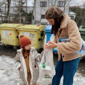 Modelka Jitka Boho vede dceru Rosalii k ekologické zodpovědnosti.