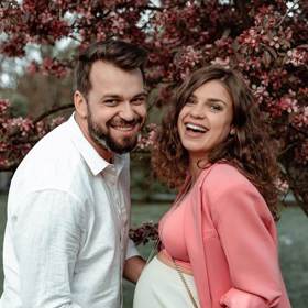 Denise s Martinem se narodí holčička, které zatím říkají bublinka.