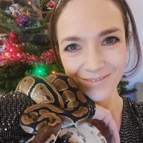 Krajta královská Terezy Kostkové se jmenuje Darthička.