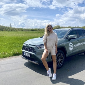 Muži většinou tvrdí, že je zelený, podle žen zase šedivý.