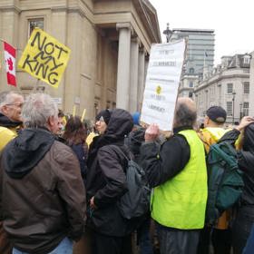 Během korunovace Karla III. probíhala i demonstrace s hesly "Není to můj král".