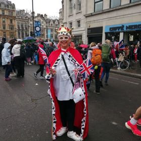 Někteří přihlížející na korunovaci Karla III. vykoupili všechny upomínkové předměty.