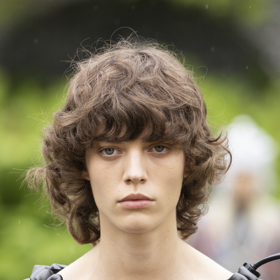 Kratší účes z vlnitých vlasů.