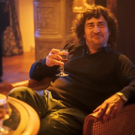 Vlasy si Saša Rašilov obarvil na podzim kvůli natáčení seriálu Iveta, kde hraje hudebního skladatele Karla Svobodu.