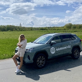 Herečka Bára Mottlová dostala náhradní vůz a fanoušci se nemohou shodnout - je šedý, nebo zelený?