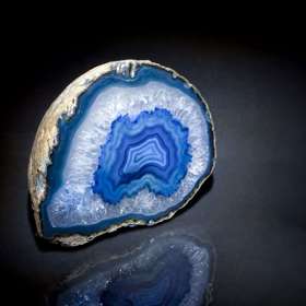 Chalcedon – křemičitý kámen s různými barvami a zajímavými proužky.