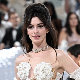 Anne Hathaway zvolila účes ve stylu Brigitte Bardot. Kadeřník Honza Kořínek považuje tento look za nadčasový a sexy. 
