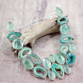 Akvamarín - modrý kámen s jemným zářením, symbolizuje čistotu a klid.