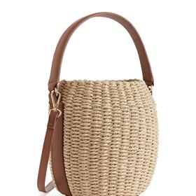 Jako Karkulka si budete připadat s kabelkou typu košíčku od značky Arket, k dostání online za 80 eur.