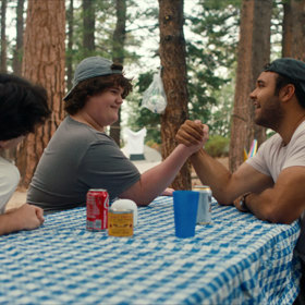 Big Boys: Čtrnáctiletý Jamie se chystá na výlet se svým starším bratrem Lukem a sestřenicí Allie. Ta si přivede přítele Dana, který Jamieho zcela okouzlí. Chlapec se ovšem rozhodne ukrývat své city...