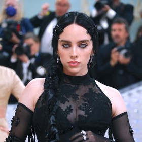 Kadeřník Honza Kořínek chválí ženštější styl Billie Eilish, ale v jejím účesu na Met Gala se mu moc nelíbila přemíra ozdob. 