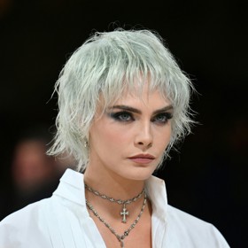 Cara Delevingne nasadila na Met Gala paruku. Rozcuch je ale podle Honzy Kořínka velice povedený a modelce, která byla múzou Karla Lagerfelda, velmi lichotí. 