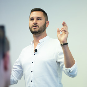 Podle Jakuba Škorpila není dobré zvát ženu na první schůzku do luxusní restaurace.